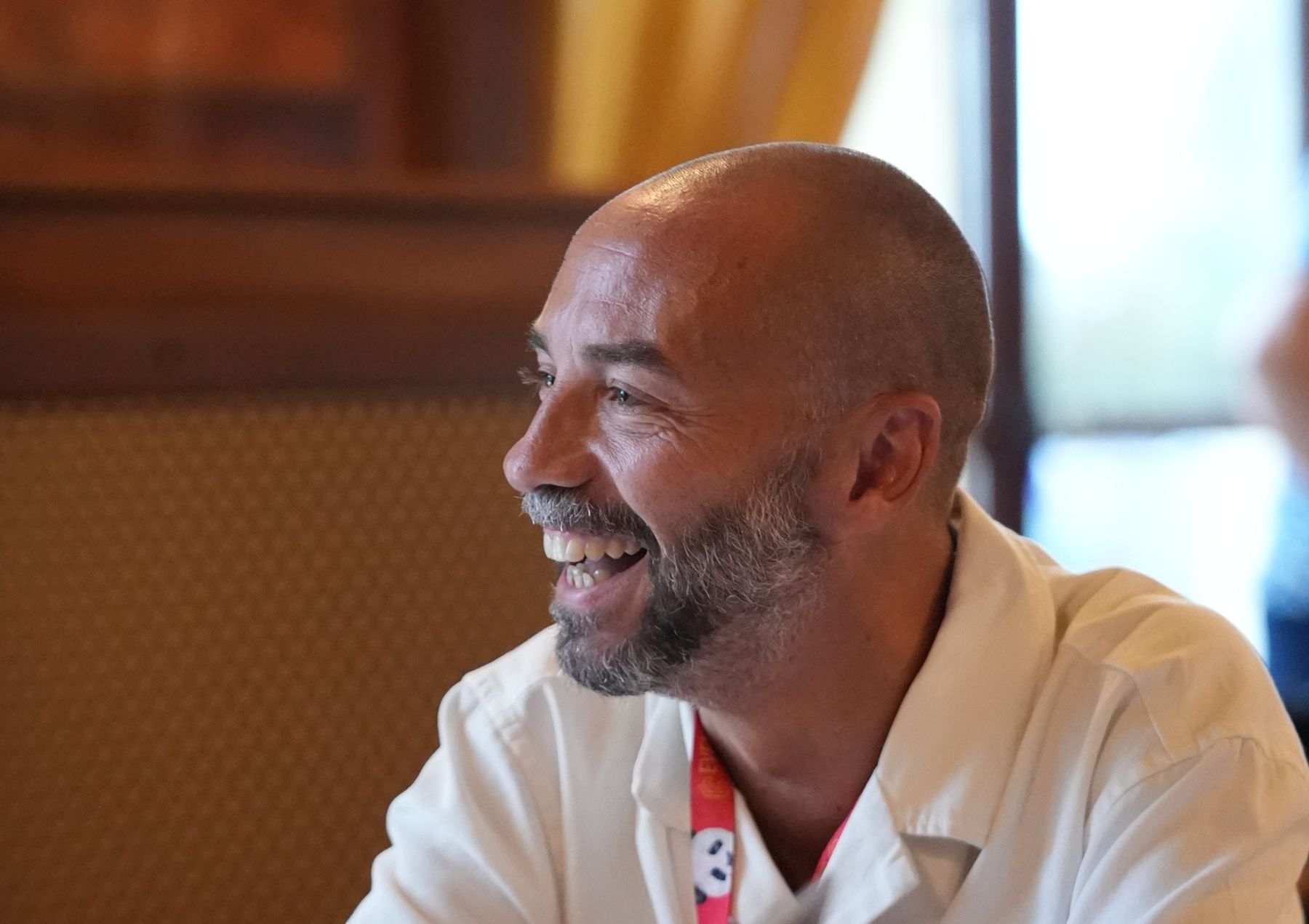 Yogi Pascaud en réunion, souriant