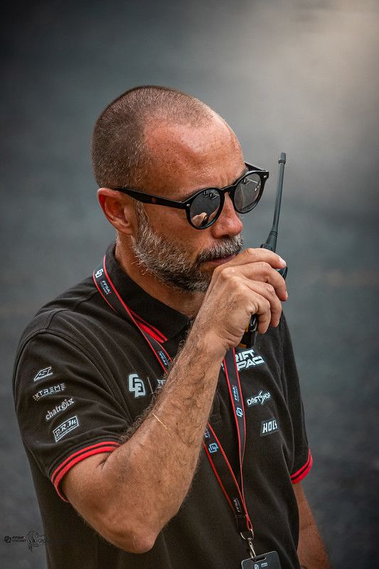Yogi Pascaud sur la piste, talkie-walkie en main
